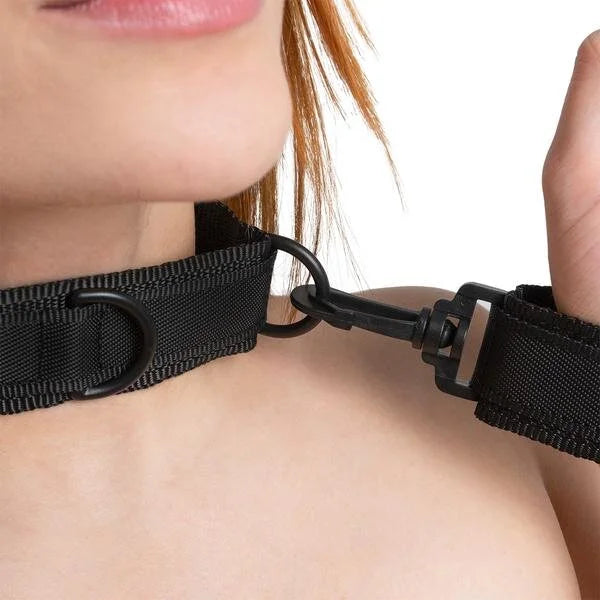 Como usar un collar con esposas para sumisión 